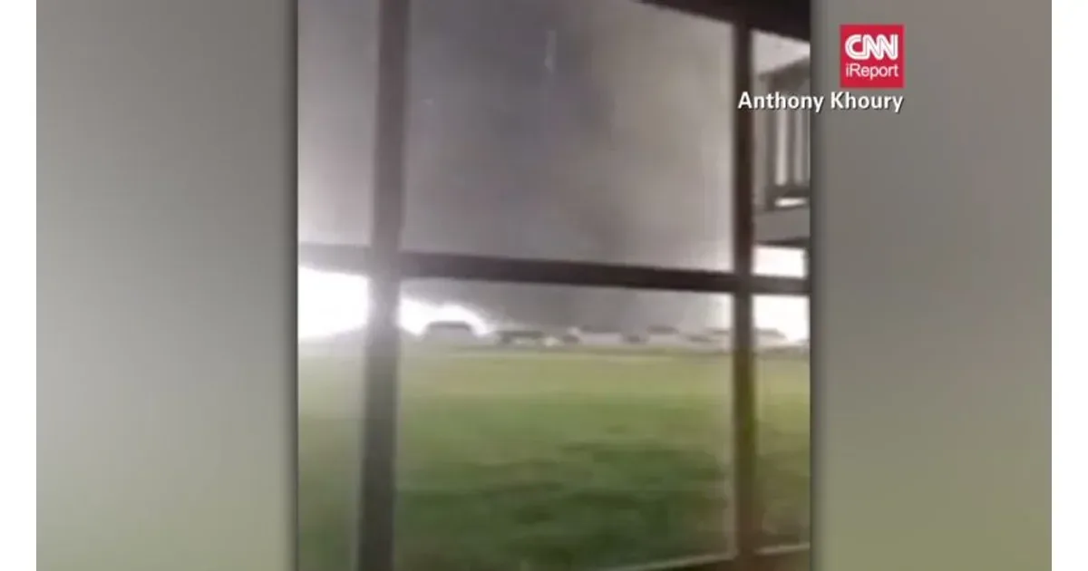 Social card for CNN’s report on an Illinois tornado